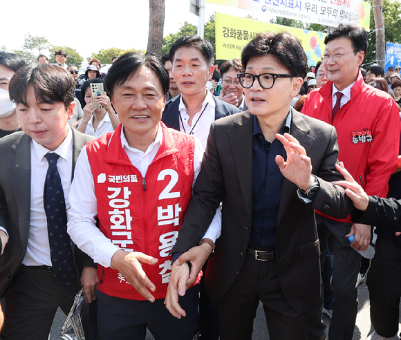 한동훈 국민의힘 대표가 27일 오전 인천 강화군 강화읍 풍물시장을 찾아 시민들에게 박용철 강화군수 보궐선거 후보의 지지를 호소하며 인사하고 있다. [사진=뉴시스]