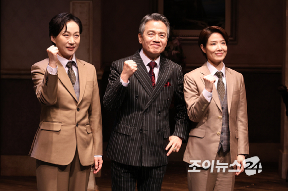 배우 우현주, 박지일, 양소민이 19일 오후 서울 종로구 동숭동 대학로티오엠에서 진행된 연극 '오펀스' 프레스콜에 참석해 포즈를 취하고 있다. [사진=문수지 기자]