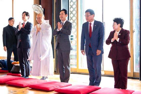 국민의힘 장동혁 대표가 21일 대한불교조계종 총무원장 진우스님을 예방하기에 앞서 서울 강남구 봉은사 대웅전에서 참배하고 있다. [사진=연합뉴스]