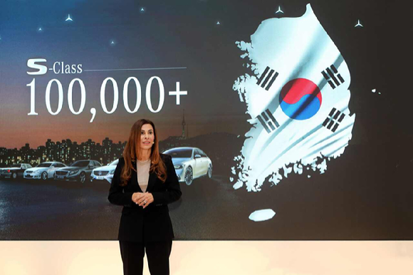 (왼쪽부터) 김은중 메르스데스-벤츠 코리아 제품 및 세일즈 부문 총괄 부사장, 쉬린 에미라 메르세데스-벤츠 코리아 대표이사, 이상국 메르세데스-벤츠 코리아 디지털 마케팅 및 커뮤니케이션 부문 총괄 부사장 [사진=메르스데스-벤츠 코리아 ]
