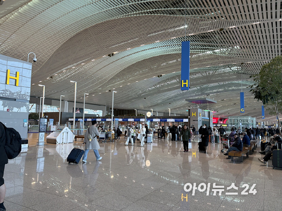 지난 14일 인천공항 제2여객터미널로 이전한 아시아나항공의 안내 화면. [사진=권서아 기자]