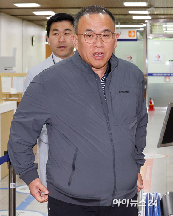 21일 서울 서초구 서울중앙지방법원에서 여론조사 무상 제공 의혹을 받는 명태균 씨가 공판 출석하고 있다. 2026.04.21 [사진=사진공동취재단]