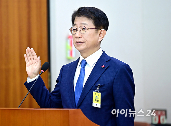 박상우 국토교통부 장관 후보자가 20일 오전 서울 여의도 국회에서 열린 인사청문회에서 선서를 하고 있다. [사진=곽영래 기자]