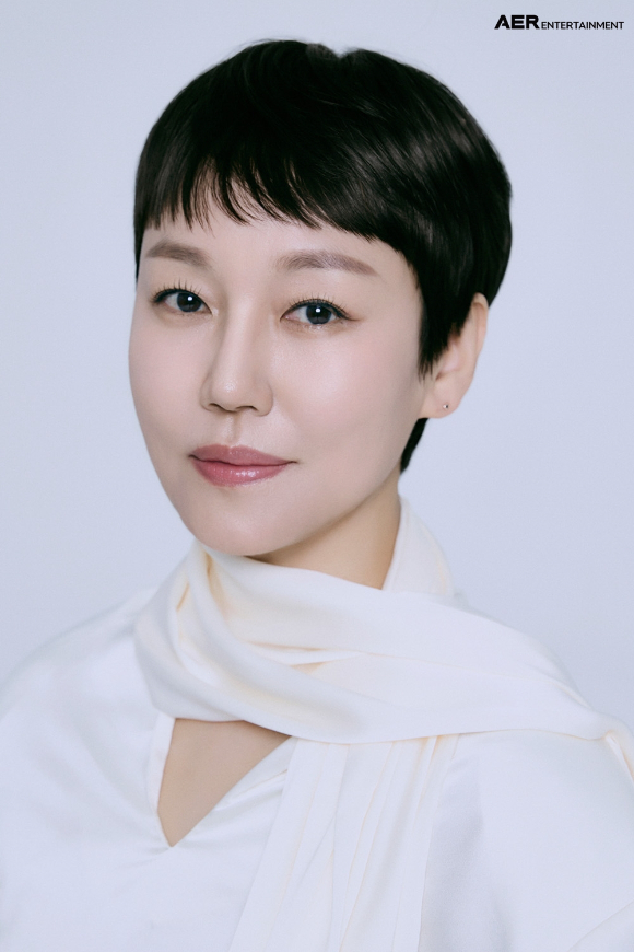 배우 진경이 프로필 촬영에서 포즈를 취하고 있다. [사진=아에르 엔터테인먼트]