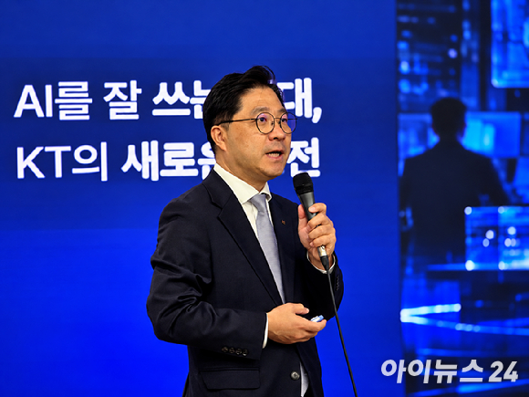 박상원 KT AX사업부문장(전무)이 27일 서울 종로구 광화문 웨스트빌딩에서 열린 기자간담회에서 AI 모델 선택, 비용 관리, AI신뢰&middot;안전 기능을 하나의 플랫폼에서 제공하는 AI 플랫폼 '토큰팩토리'에 대해 발표하고 있는 모습. [사진=안세준 기자]