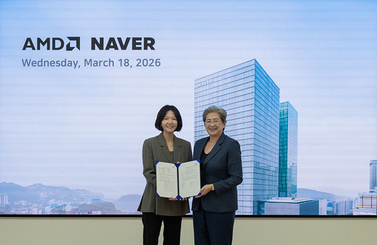 최수연 네이버 대표(왼쪽)와 리사 수 AMD 최고경영자(CEO)가 18일 경기 성남시 네이버 '1784' 사옥에서 인공지능(AI) 생태계 확장&middot;차세대 인프라 협력을 위한 양해각서(MOU) 체결 기념 사진을 찍고 있다. [사진=네이버]