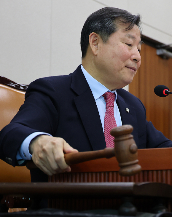 국회 산업통상자원중소벤처기업위원회 이철규 위원장이 4일 서울 여의도 국회에서 열린 제419회 국회(정기회) 산업통상자원중소벤처기업위원회 제9차 전체회의에서 여야 합의에 따라 산자위 대안으로 발의된 반도체특별법이 통과되고 있다. [사진=연합뉴스]