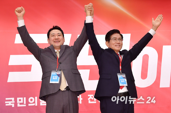 국민의힘 장동혁, 김문수 당 대표 후보가 26일 오전 서울 여의도 국회 도서관에서 열린 제6차 전당대회 결선에서 기념촬영을 하고 있다. [사진=곽영래 기자]