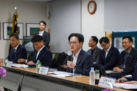 김정관 산업통상부 장관이 22일 전북 완주문화산단 정석케미칼 회의실에서 열린 간담회를 주재하고 있다. 2026.1.22 [사진=산업통상부]