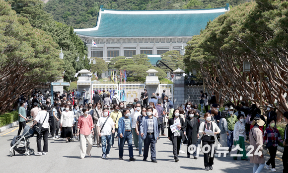 10일 오전 서울 종로구 청와대에서 정문 개문 기념 행사가 열린 가운데 지역주민과 학생, 소외계층 등 국민 대표 74명이 입장을 기다리고 있다. [사진=인수위사진기자단]