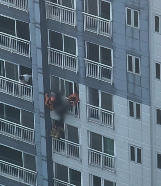 23층 아파트 구조 장면 [사진=독자제공/연합뉴스]