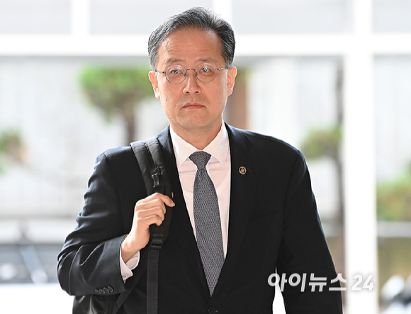 이형일 부총리 겸 재정경제부 장관 후보자가 3일 오전 서울 중구 예금보험공사에 마련된 인사 청문회 준비 사무실로 출근하고 있다. [사진=곽영래 기자]