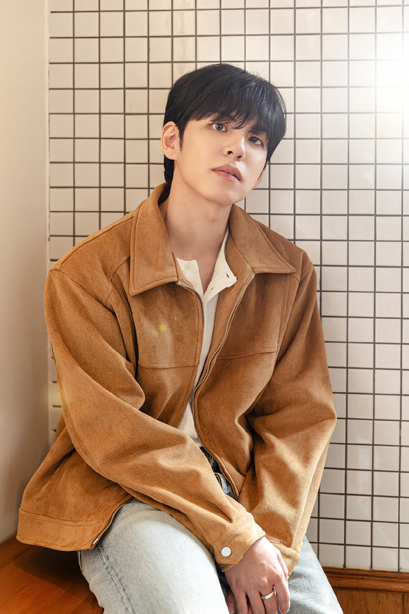 데이식스 원필이 최근 서울 모처에서 진행된 솔로 미니 1집 발매 기념 인터뷰에서 포즈를 취하고 있다. [사진=JYP엔터테인먼트]