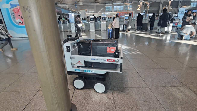 캐리어 배송로봇이 24일 오전 인천국제공항에서 장애물과 캐리어를 든 승객을 피해 주행하고 있다. [사진=설재윤 기자]