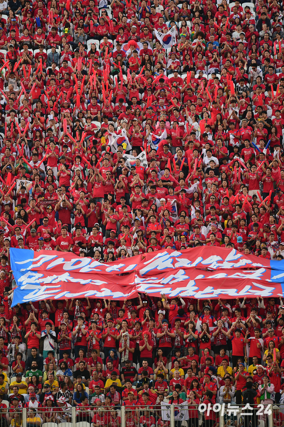 2일 오후 서울월드컵경기장에서 열린 2002 한일월드컵 20주년 기념 대한민국과 브라질의 친선경기가 열렸다. 붉은악마들이 카드섹션을 하고 있다. [사진=김성진 기자]