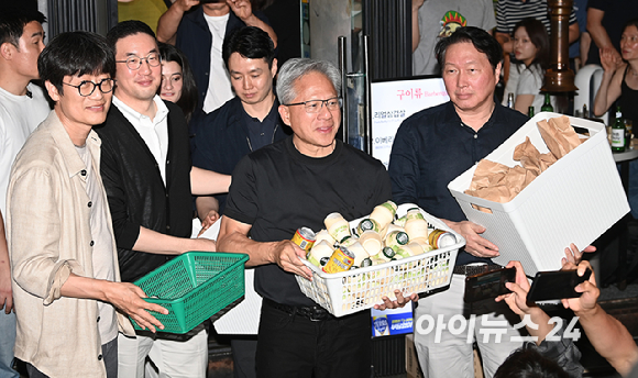 젠슨 황 엔비디아 최고경영자(CEO)가 5일 서울 마포구 서교동의 한 고깃집에서 최태원 SK회장, 구광모 LG회장, 이해진 네이버 의장과 삼겹살 회동을 마치고 기념촬영을 하고 있다. [사진=곽영래 기자]