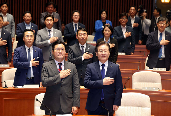 이재명 더불어민주당 대표와 박찬대 원내대표가 지난 26일 오후 서울 여의도 국회에서 열린 의원총회에서 국민의례를 하고 있다. 2024.09.26. [사진=뉴시스]