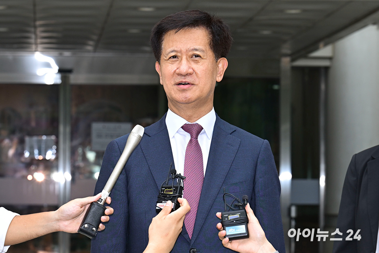 명태균 여론조사비 대납 의혹으로 재판에 넘겨진 오세훈 서울시장이 23일 오후 서울 서초구 서울고등법원에서 열린 정치자금법 위반 혐의 항소심 선고기일에서 무죄 판결을 받고 관련 입장을 밝히고 있다. [사진=곽영래 기자]