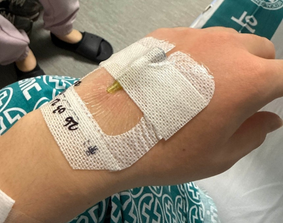 팔굽혀펴기를 하다 횡문근융해증 피해를 입은 병사가 치료를 받는 모습 [사진=피해 병사 가족 제공/연합뉴스]