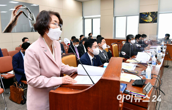 26일 서울 여의도 국회에서 이종호 과학기술정보통신부 장관 후보자 인사청문회 실시계획서 채택 및 법안처리를 위해 열린 과학기술정보방송통신위원회 전체회의에서 임혜숙 과학기술정보통신부 장관이 인사말을 하고 있다. [사진=김성진 기자]