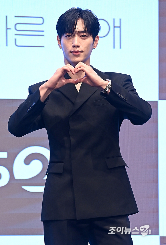 배우 서강준이 7일 오후 서울 구로구 신도림동 더 세인트에서 열린 KBS 2TV 토일 미니시리즈 '너 말고 다른 연애' 제작발표회에서 포토타임을 갖고 있다. [사진=곽영래 기자]
