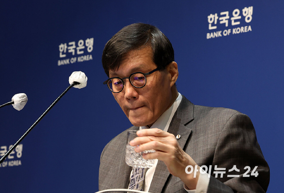 이창용 한국은행 총재가 25일 서울 중구 한국은행 본관에서 열린 금융통화위원회 본회의를 마친후 통화정책방향 기자 간담회를 열고 기자들의 질문을 받고 있다. [사진=사진공동취재단]