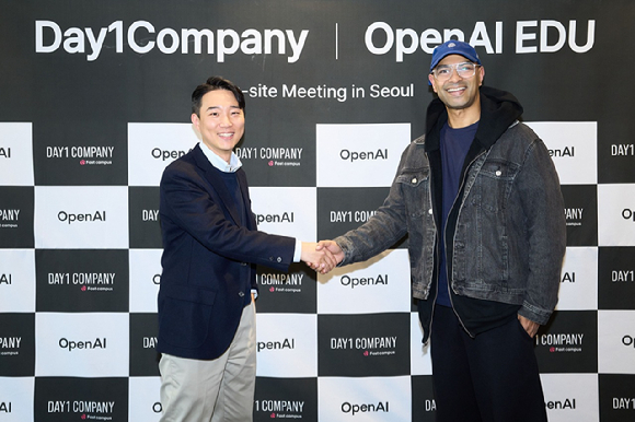 (왼쪽부터) 신해동 패스트캠퍼스 총괄 대표와 딥스 드 실바 오픈AI 아시아&middot;태평양 파트너십 사업 총괄. [사진=데이원컴퍼니]