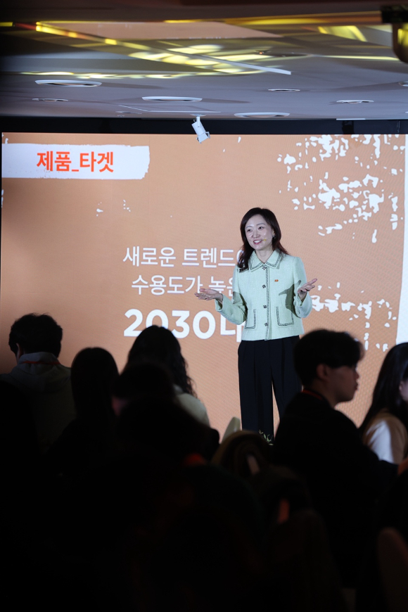 김정수 삼양식품 부회장이 3일 열린 기자간담회에서 우지를 사용한 신제품 '삼양 1963'을 소개하고 있다. [사진=전다윗 기자]