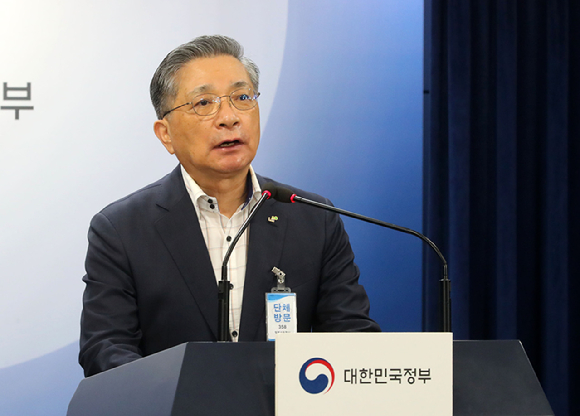 이한준 한국토지주택공사(LH) 사장이 지난 31일 오후 서울 종로구 정부서울청사에서 LH 무량판 구조 조사결과를 발표하고 있다. [사진=뉴시스]