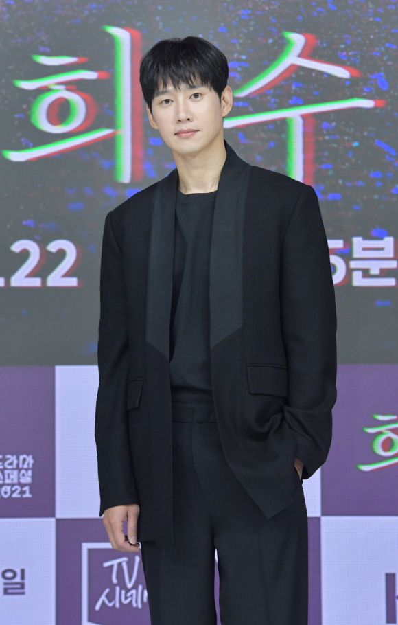 배우 박성훈이 22일 온라인으로 진행된 KBS 2TV 드라마스페셜 2021-TV 시네마 '희수' 제작발표회에 참석해 포즈를 취하고 있다. [사진=KBS]