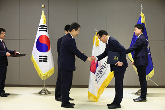 이준승 부산광역시 행정부시장(오른쪽)이 한덕수 국무총리로부터 표창장을 받고 있다. [사진=부산광역시]