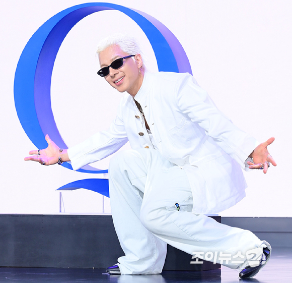 가수 태양이 18일 오후 서울 마포구 상암동 큐브컨벤션센터에서 열린 TAEYANG 정규 4집 'QUINTESSENCE'(퀸테센스) 음감회에 참석해 포토타임을 갖고 있다. [사진=정소희 기자]
