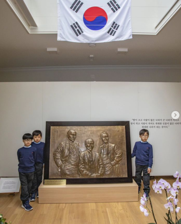 서현이 도산 안창호 기념관을 찾아 기념 사진촬영을 하고 있다. [사진=서현 SNS]