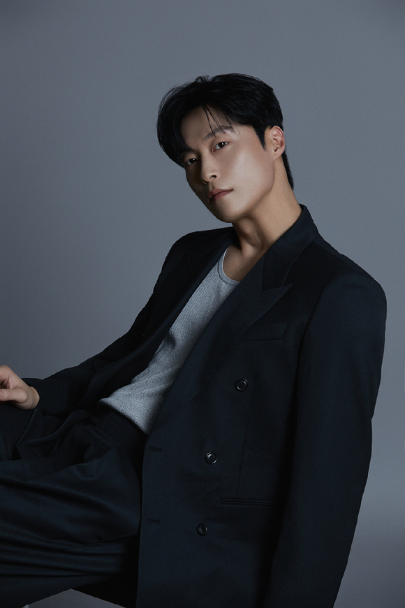 배우 허남준이 프로필 촬영에서 포즈를 취하고 있다. [사진=에이치솔리드]
