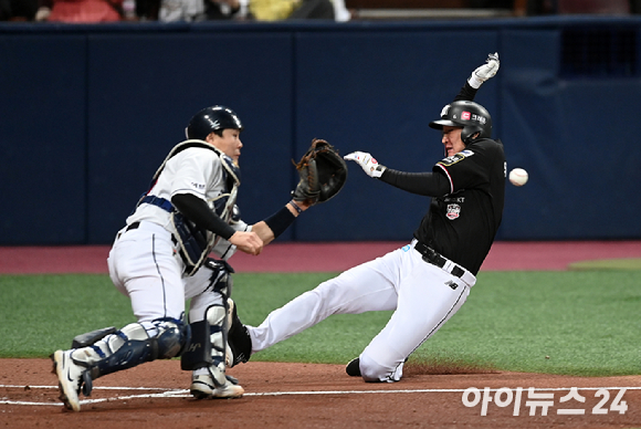 17일 서울 고척스카이돔에서 '2021 신한은행 SOL KBO리그' KT 위즈와 두산 베어스의 한국시리즈 3차전이 진행됐다. KT 유한준이 2회초 2사 2루 배정대의 안타 때 홈으로 쇄도하다 아웃당하고 있다. [사진=김성진 기자]