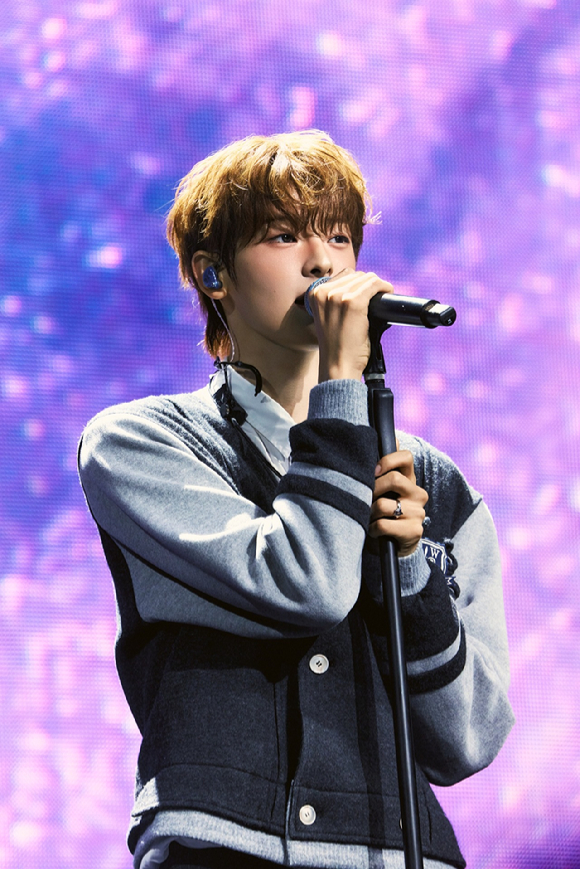 플레어 유 최립우 강우진이 데뷔 기념 팬 쇼케이스 'Debut News'를 통해 팬들을 만나고 있다. [사진=FNC엔터테인먼트]