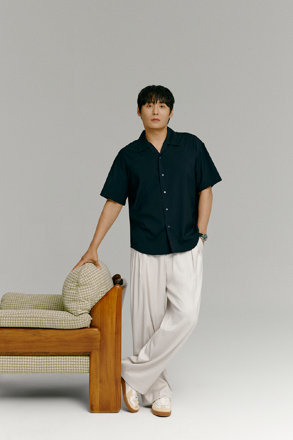 배우 최대훈이 넷플릭스 시리즈 '원더풀스' 인터뷰에 앞서 포즈를 취하고 있다. [사진=넷플릭스]