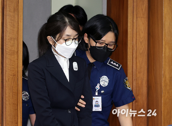 윤석열 전 대통령의 배우자 김건희 여사가 24일 서울 서초동 서울중앙지법에서 열린 김 여사의 특정범죄가중처벌법상 알선수재 및 자본시장법·정치자금법 위반 등 사건 첫 재판에 출석하고 있다. [사진=사진공동취재단]