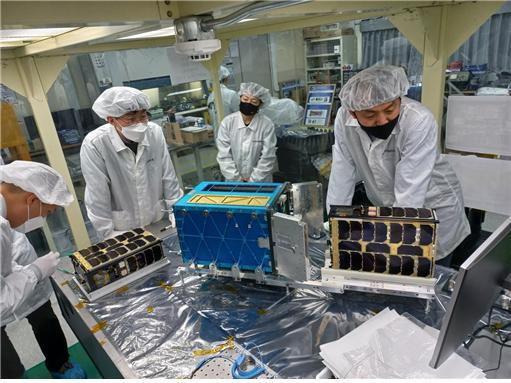 한국천문연구원이 '도요샛' 비행모델을 공개했다.[사진=천문연]