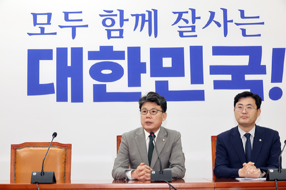 더불어민주당 진성준 정책위의장이 4일 서울 여의도 국회에서 국민의힘 김정재 정책위의장과의 상견례 일정 연기 관련 브리핑을 하고 있다. 2025.7.4 [사진=연합뉴스]