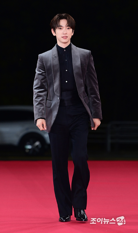 배우 박진영(갓세븐 진영)이 19일 오후 서울 영등포구 여의도 KBS홀에서 열린 제46회 청룡영화상 레드카펫 행사에 참석하고 있다. [사진=정소희 기자]