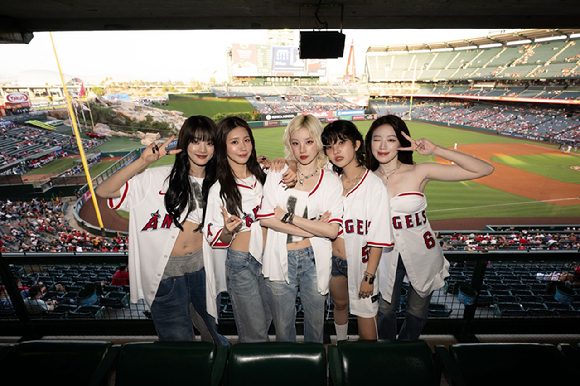 4일(현지시간) 미국 캘리포니아주 애너하임 에인절스타디움에서 열린 LA 에인절스와 탬파베이 레이스의 경기에서 시구와 축하공연을 했다. [사진=큐브 엔터테인먼트, LA Angels]