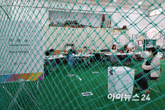 제9회 전국동시지방선거 및 국회의원 재&middot;보궐 선거가 시작된 3일 서울 중구 청구초등학교 야구부실내훈련장에 마련된 투표소에서 시민들이 투표를 하고 있다. [사진=곽영래 기자]