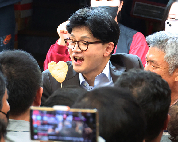 윤석열 대통령의 탄핵심판 선고일인 4일 서울 종로구 헌법재판소에서 윤상현 국민의힘 의원이 심판정으로 들어서기 앞서 발언하고 있다. [사진=사진공동취재단]