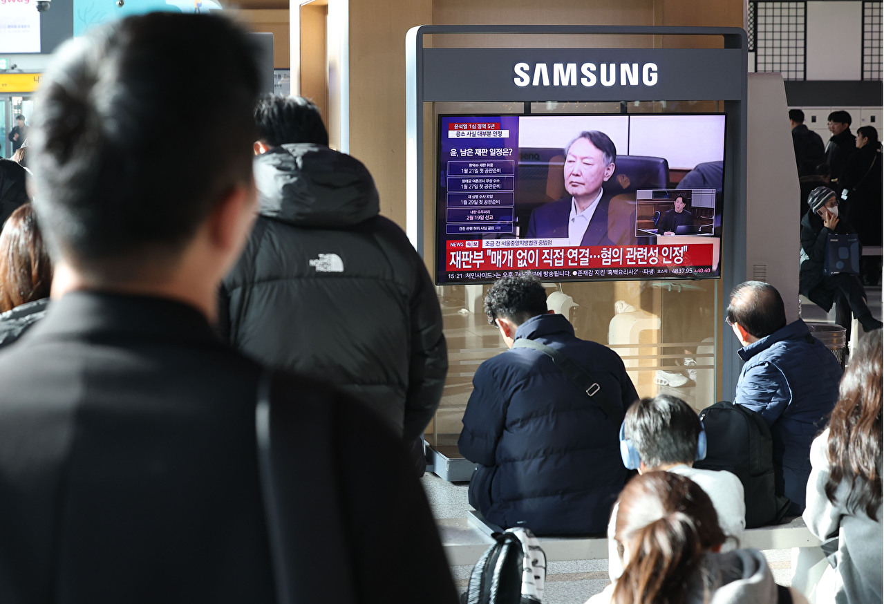 '공수처 체포 방해' 등 혐의로 1심에서 징역 5년을 선고받은 윤석열 전 대통령의 모습. 왼쪽은 선고 공판에 출석하는 장면이고 오른쪽은 선고 후 퇴정하는 장면이다. 양 쪽 윤 전 대통령의 표정과 낯빛이 대조적이다. 2026.1.16 [서울중앙지법 제공. 재판매 및 DB 금지] [사진=연합뉴스]