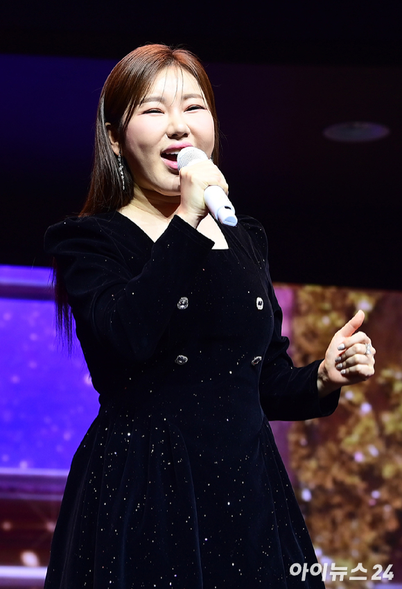 가수 송가인이 지난해 2월&nbsp;11일 오후 서울 강서구 등촌동 스카이아트홀에서 열린 정규 4집 '가인;달' 발매 기념 쇼케이스에 참석해 타이틀곡 '아사달' 무대를 선보이고 있다. [사진=정소희 기자]