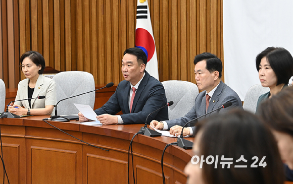 정희용 국민의힘 사무총장이 24일 서울 여의도 국회에서 열린 원내대책회의에서 발언하고 있다. [사진=곽영래 기자]