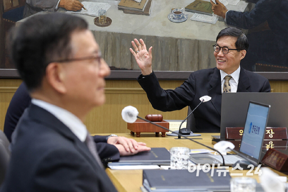 이창용 한국은행 총재가 10일 서울 중구 한국은행 본관에서 열린 금융통화위원회 본회의를 주재하고 있다. 2026.04.10 [사진=사진공동취재단]