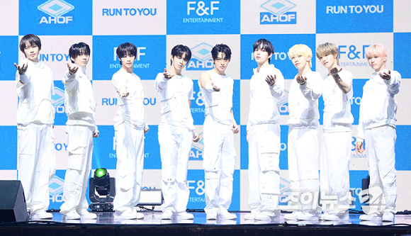그룹 아홉(AHOF)&nbsp;세 번째 미니 앨범 'RUN TO YOU(런 투 유)' 발매 기념 쇼케이스가 8일 오후 서울 광진구 광장동 예스24라이브홀에서 열렸다.&nbsp;아홉이 포토타임을 갖고 있다. [사진=정소희 기자]