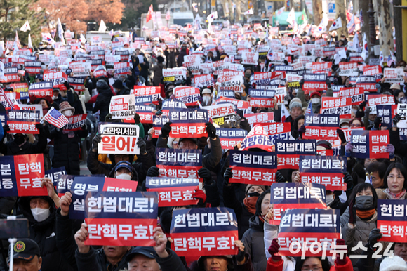 윤석열 대통령 탄핵 심판 4차 변론기일이었던 지난달 23일 서울 종로구 헌법재판소 인근에서 윤 대통령을 지지하는 보수단체 집회가 열리고 있다. [사진=사진공동취재단]